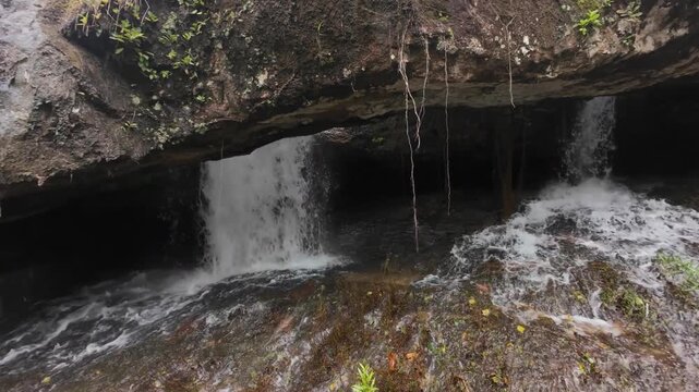 Cascada Cueva de los duendes