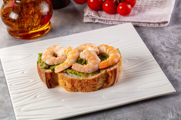 Sandwich with prawn and avocado