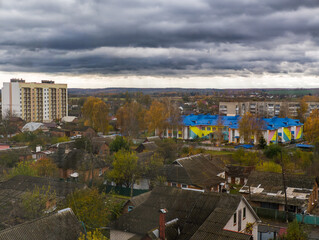 Obraz premium A view of a city with a cloudy sky over it