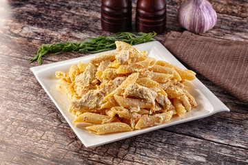Creamy pasta Alfredo with chicken