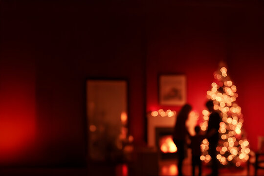 silhouettes d&rsquo;une famille devant une chemin&eacute;e et un sapin de no&euml;l illumin&eacute; sur fond rouge, ambiance chaleureuse blur background avec espace n&eacute;gatif copyspace pour no&euml;l et f&ecirc;tes de fin d&rsquo;ann&eacute;e