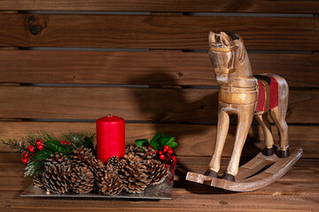 Decoración navideña con caballito de madera y centro decorativo.