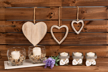 Decoración con velas y corazones de madera.