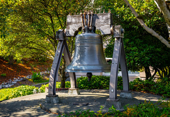 Obraz premium Washington State's Liberty Bell Replica in Tacoma's Federal Courthouse Plaza.