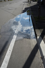 道端の水たまりに青い空