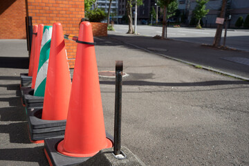 道端の赤い三角コーン