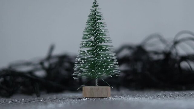 Una toma de cerca de un &aacute;rbol rodeado de luces de varios colores con un fondo desenfocado. Decoraci&oacute;n de navidad y fin de a&ntilde;o