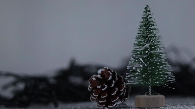 Una toma de cerca de un &aacute;rbol rodeado de luces de varios colores con un fondo desenfocado. Decoraci&oacute;n de navidad y fin de a&ntilde;o