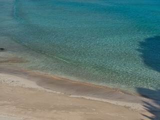 「透明な海と白い砂浜が広がる静かなビーチ