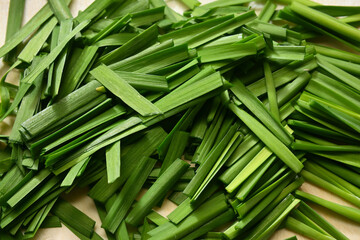 まな板の上でカットしたニラ