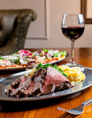 ローストビーフと赤ワインの洋食ディナーシーン generative ai