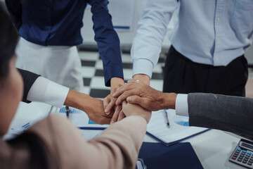 Obraz premium Group Asian professionals in business casual attire engaged in modern education,combining edutainment with skill upskilling,blockchain innovation,decentralized finance learning in office environment.
