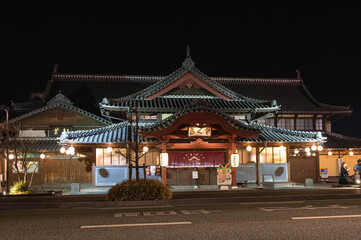 Naklejka premium 夜の山鹿市にある山鹿温泉「さくら湯」