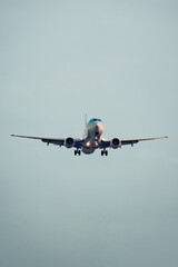 착륙하는 비행기