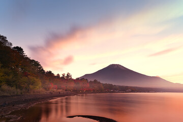 紅葉の山中湖と富士山
