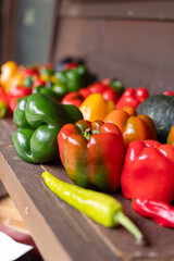新鮮カラフルなパプリカとピーマン