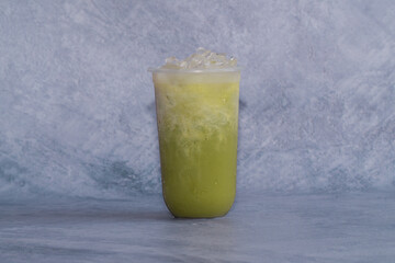 Ice drink Made from sweet fruit syrup with bright colors.