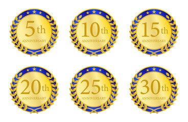 金と青のリースで囲まれた周年記念メダルバッジセット（5周年から30周年までの節目を祝うデザイン）