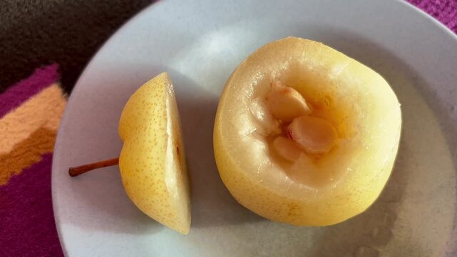The process of making natural home cough medicine using pears and red ginger by steaming.