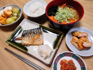 A classic grilled fish set meal found at a local diner: Salt-grilled mackerel, pork miso soup, and taro stew (includes a small side dish and dessert) / 町の大衆食堂で食べる定番の焼き魚定食～サバの塩焼きと豚汁・芋煮の定食セット(小鉢とデザート付き)