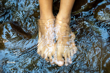 Soaking feet in cold mountain water. It relieves muscle soreness and inflammation after exercise, improves blood circulation, and increases energy.