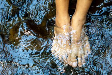 Soaking feet in cold mountain water. It relieves muscle soreness and inflammation after exercise, improves blood circulation, and increases energy.