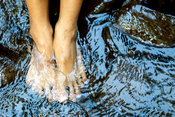 Soaking feet in cold mountain water. It relieves muscle soreness and inflammation after exercise, improves blood circulation, and increases energy.