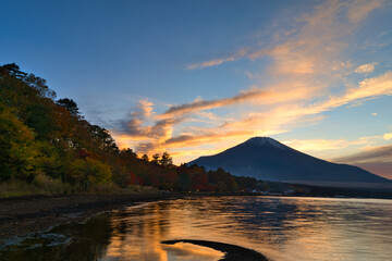 紅葉の山中湖と富士山
