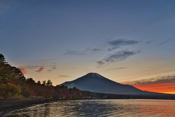 紅葉の山中湖と富士山
