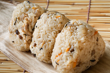 おにぎり（鶏ごぼう混ぜご飯）