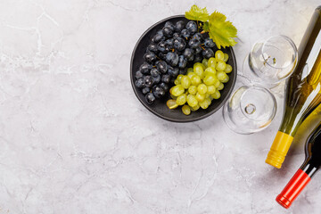 Fototapeta premium Wine bottles and fresh grapes