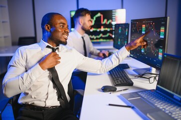 Fototapeta premium Financial Analyst Talking to Investment Banker in the Evening at Work.