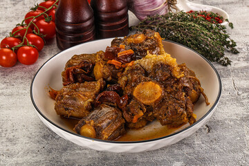 Baked oztail with tomato and carrot