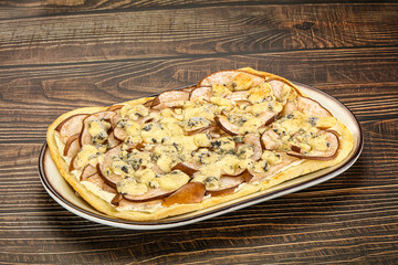 Roman pizza with pear and gorgonzola