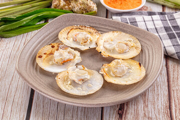 Grilled scallops with cream cheese