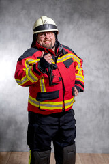 Freiwillige Feuerwehr, Kommandant in Einsatz Uniform mit Funkgerät.