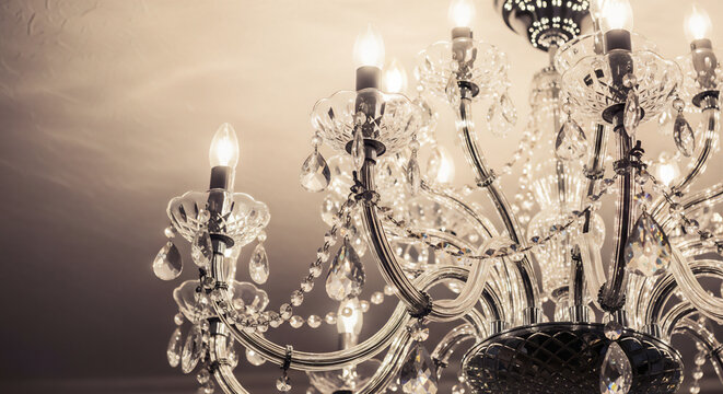 優雅に輝くガラスのシャンデリアと温かい照明のインテリア
