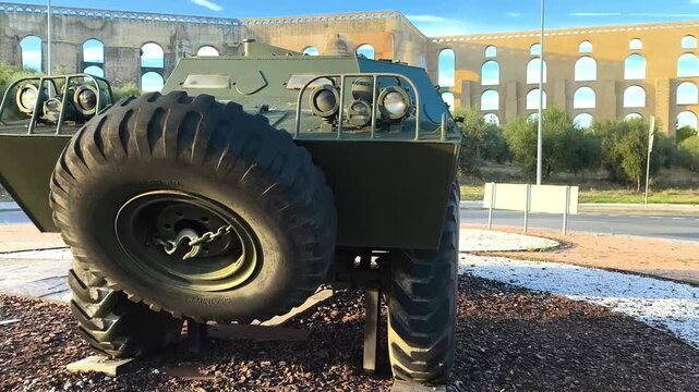 Veh&iacute;culo militar en acueducto de elvas portugal
