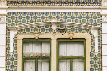 mur d'une vieille maison recouverte d'azulejos à Faro, Algarve, Portugal