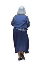 Femme senior qui marche, vue de dos, portant une jupe plissée bleue, un chemisier à fleurs et un gilet sans manches, cheveux gris mi-longs, allure tranquille, saison automnale