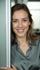Obraz premium Smiling business woman peeking from behind door