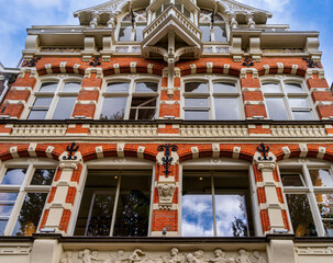 Architektur mit Stadthäusern, vielfältigen Fassaden  und kleinen Hauseingängen entlang der...