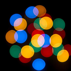 어두운 배경에 알록달록 조명 빛.