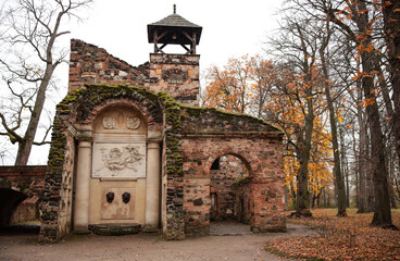 jesień, park pałacowy, arkadia, liście, budynki zabytkowe.  rośliny, polska, 