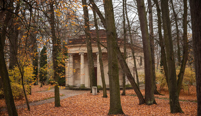 jesień, park pałacowy, arkadia, liście, budynki zabytkowe.  rośliny, polska,  © dulak