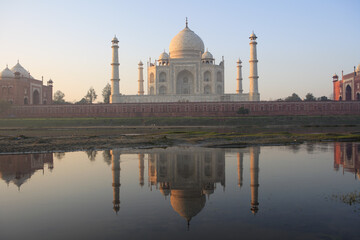 taj mahal at sunset