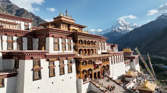 山奥の仏教寺院で輝く王宮：ローズゴールドのアクセントが伝える荘厳な美