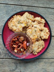 Corn fritters are a dish made from fried corn, wheat, and chicken eggs. They are also known as corn fritters.