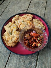 Corn fritters are a dish made from fried corn, wheat, and chicken eggs. They are also known as corn fritters.