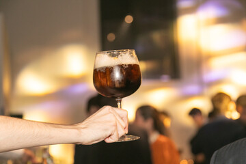 barman, barwoman, alcohol, fiesta, servir, atención, bebida, diversión, noche, beber, bar, mano, cerveza, champaña, restaurante, liquida, participación, brindis, boda, celebraciones, cocktail